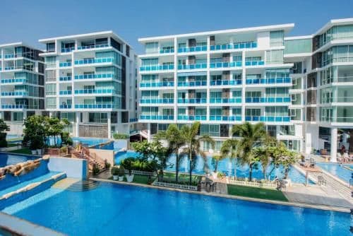 Apartment with Pool View