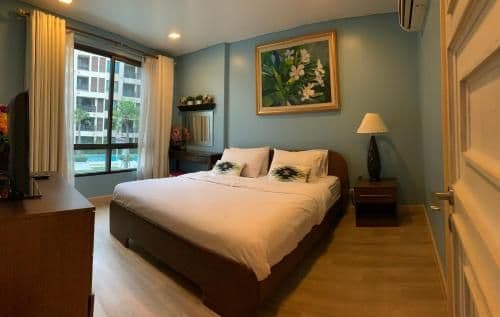 Apartment with Pool View