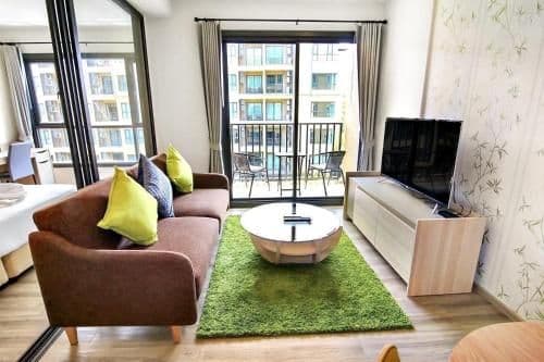 Apartment with Pool View
