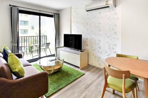 Apartment with Pool View