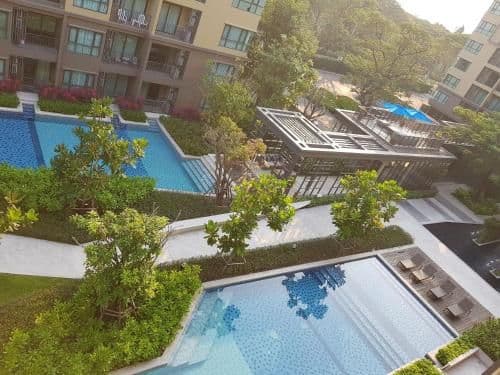 Apartment with Pool View