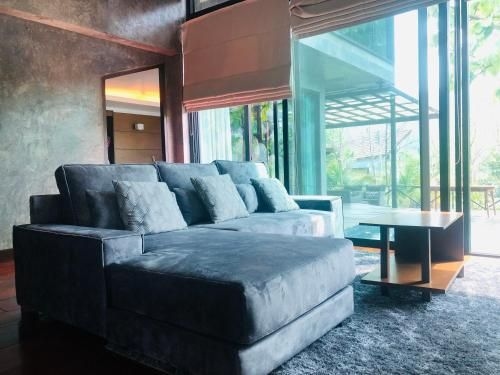 close downtown luxury swimming pool villa with suthep view2