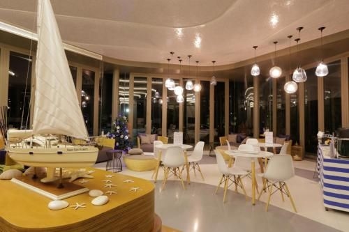 2 BR Hua Hin Beach Front Living (2 BR Hua Hin Beach Front Living Baan San Kraam Hua Hin)4