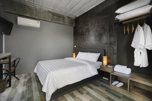 Queen Room with Private External Bathroom