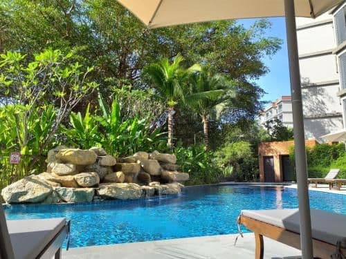 Apartment with Pool View