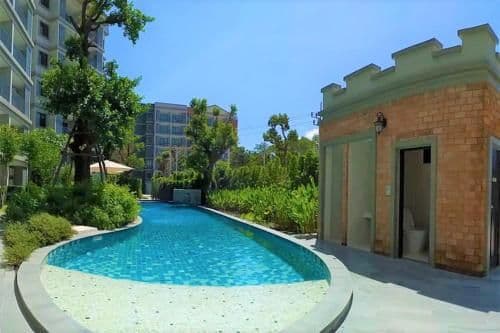Apartment with Pool View