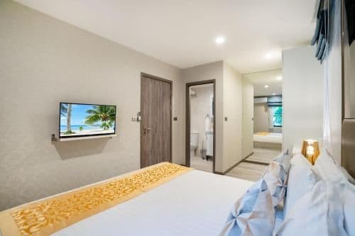 Apartment with Pool View