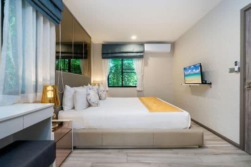 Apartment with Pool View