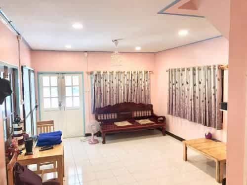 บ้านพักริมหาดบางแสน โบ๊ท เฮาส์ท บ้านพักริมหาดบางแสน โบ๊ท เฮาส์ท