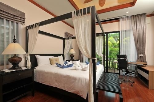 4 bedroom pool villa Premium class, walking to Naiharn beach2