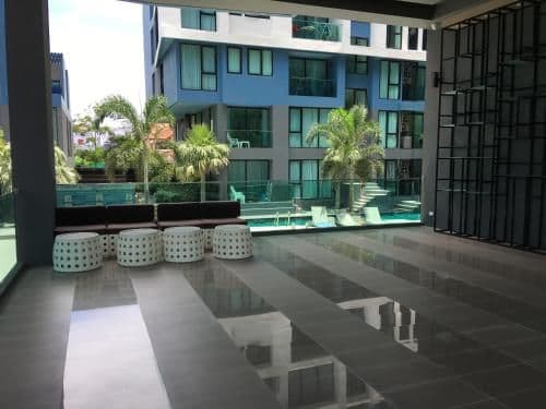 Apartment with Pool View