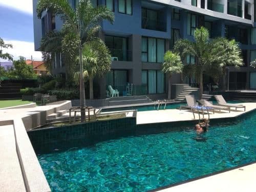 Apartment with Pool View
