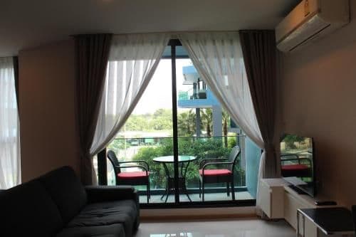Apartment with Pool View