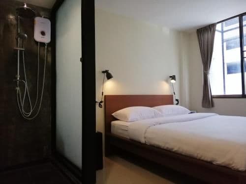 Standard Queen Room with Window