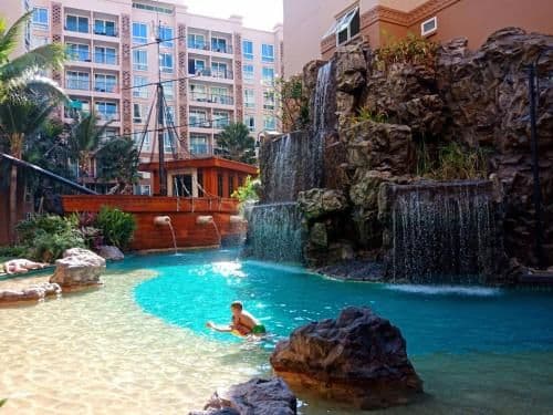 Apartment with Pool View
