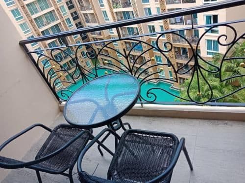 Apartment with Pool View