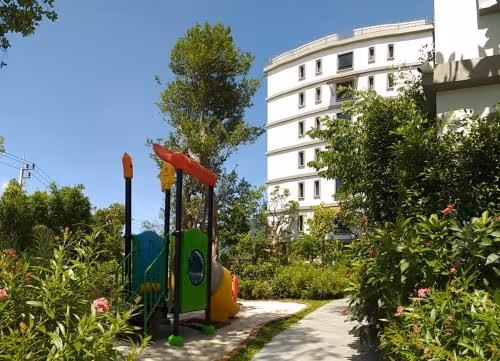 Apartment with Pool View