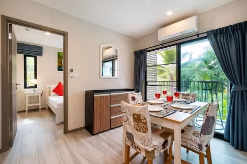 Apartment with Pool View