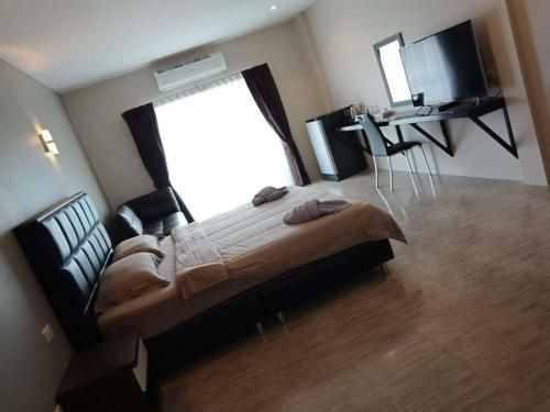 Cloud 9 Bar and Guest House0