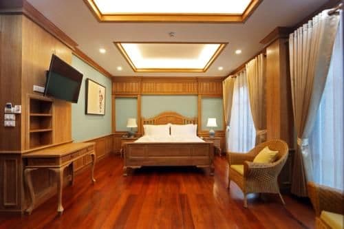 Deluxe Suite with Spa Bath