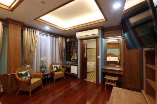 Deluxe Suite with Spa Bath