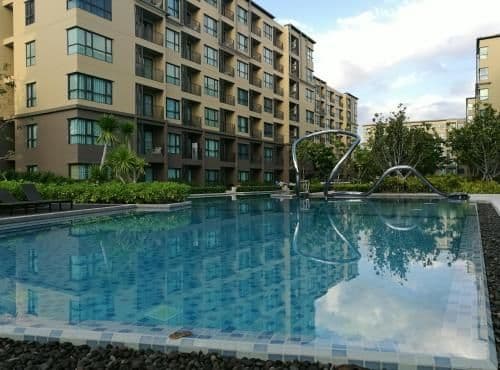 Apartment with Pool View