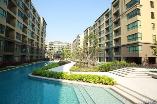 Apartment with Pool View