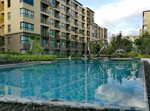 Apartment with Pool View