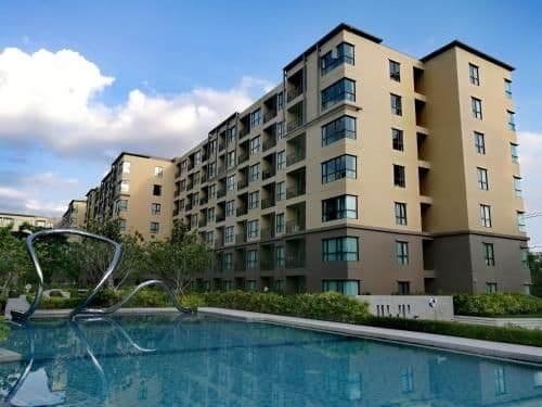 Apartment with Pool View