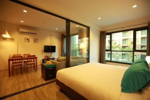 Apartment with Pool View
