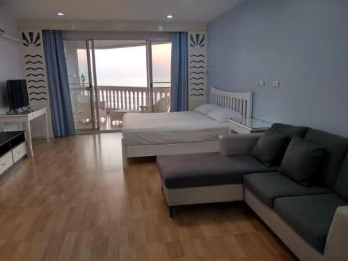 King Studio with Sofa Bed