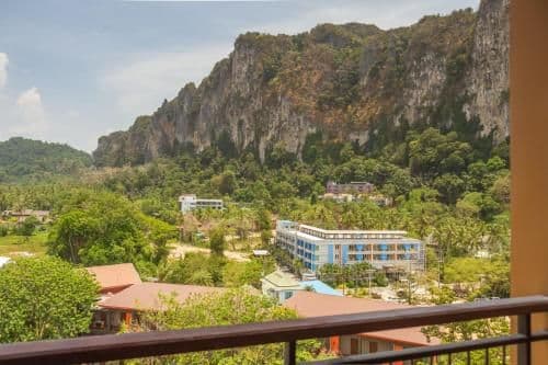 Deluxe Limestone Cliff View