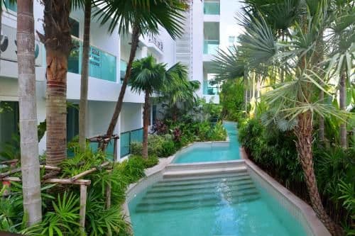 Apartment with Pool View