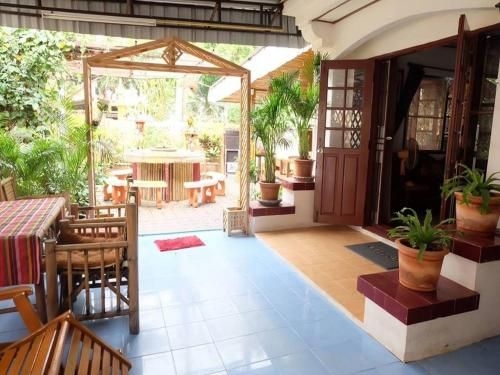 Hug Glur House and Hostel0