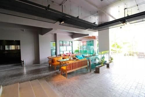 Apartment with Pool View