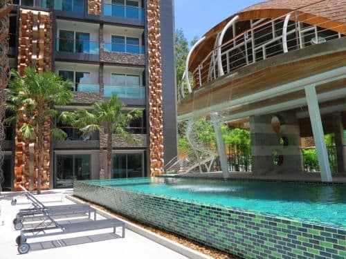 Apartment with Pool View