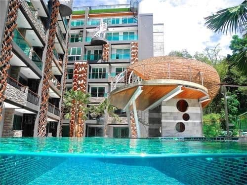 Apartment with Pool View