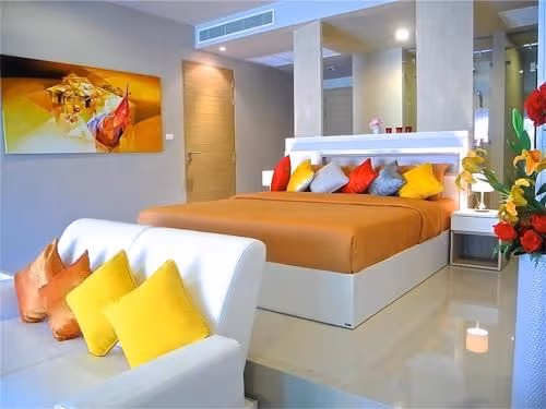Apartment with Pool View