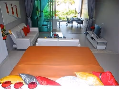 Apartment with Pool View