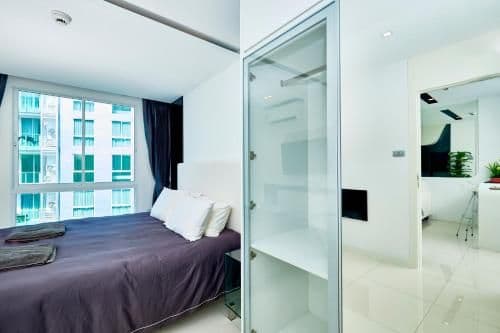 Apartment with Pool View