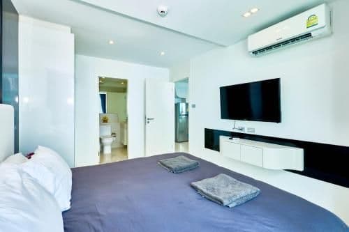 Apartment with Pool View