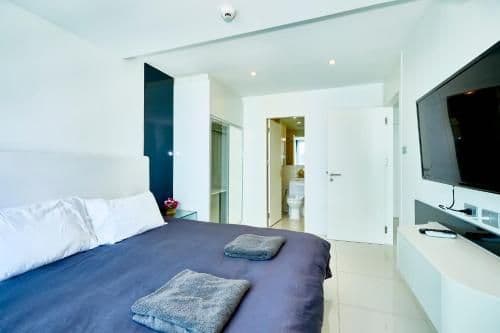 Apartment with Pool View