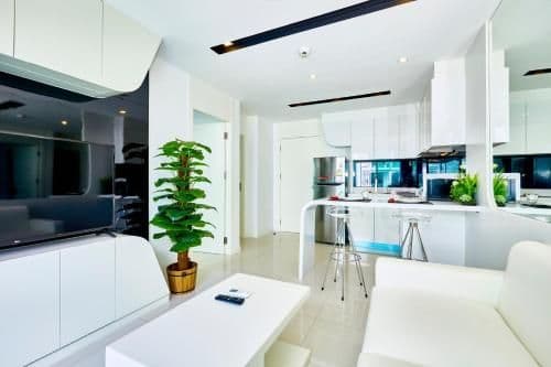 Apartment with Pool View
