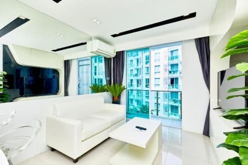 Apartment with Pool View