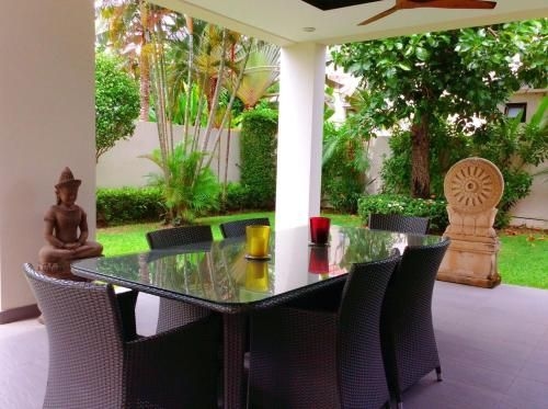Pattaya Thai Style Luxury 4 Bedroom Villa1