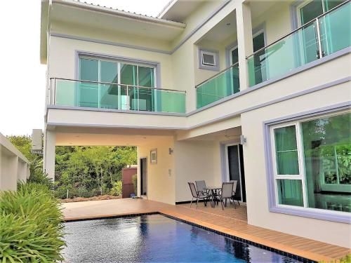 Pool Villa Rawai by PHR0