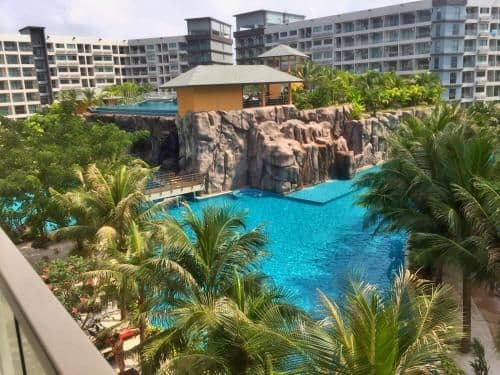 Apartment with Pool View