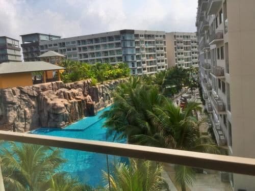 Apartment with Pool View