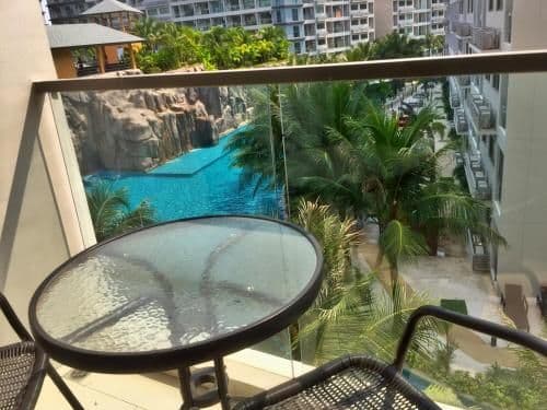 Apartment with Pool View