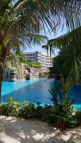 Apartment with Pool View